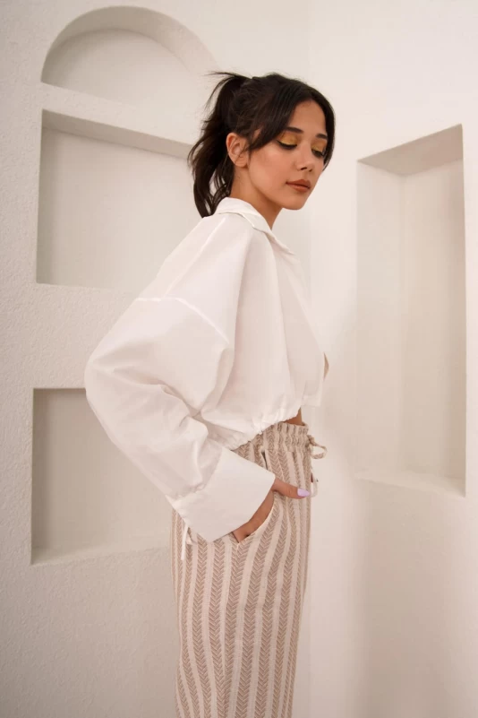 Beyaz Crop Gömlek ve Kahverengi Keten Pantolon