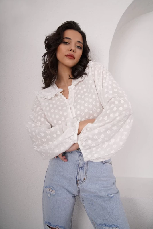 Beyaz Yakası Dantelli İşlemeli Gömlek