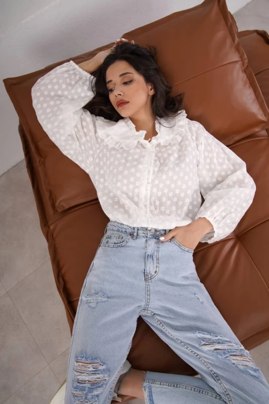 Beyaz Yakası Dantelli İşlemeli Gömlek