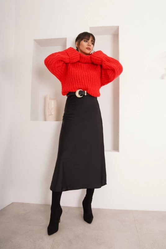 Kırmızı Boğazlı Kazak ve Siyah Saten Elbise