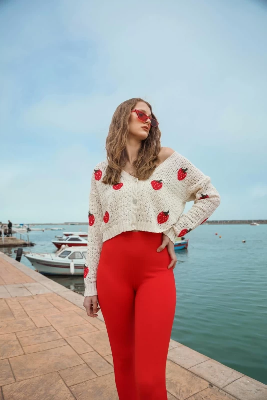 Krem Çilekli Örme Hırka ve Kırmızı Paça Yırtmaçlı Pantolon