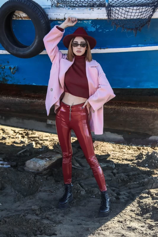 Pembe Kaşe Oversize Kaban Balıkçı Yaka Uzun Kol Triko Önü Fermuar Detaylı Rugan Tayt ve Fötr Şapka Pembe Kaşe Oversize Kaban Balıkçı Yaka Uzun Kol Triko Önü Fermuar Detaylı Rugan Tayt ve Fötr Şapka