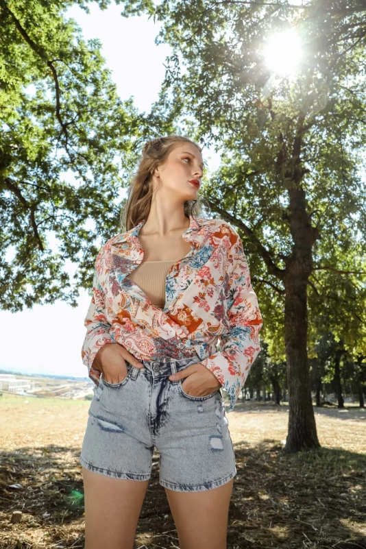 Renkli Vintage Gömlek ve Kirli Mavi Kot Şort