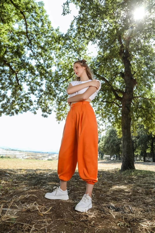 Turuncu Şalvar Pantolon ve Vatkalı Beyaz Crop