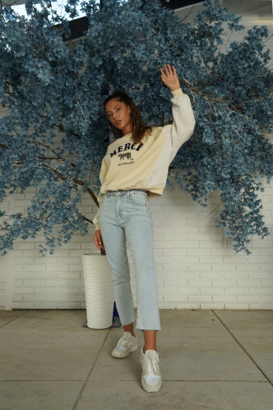 Bej Baskılı Sweatshirt, Buz Mavisi Paçası Lazer Kesim Kot Pantolon