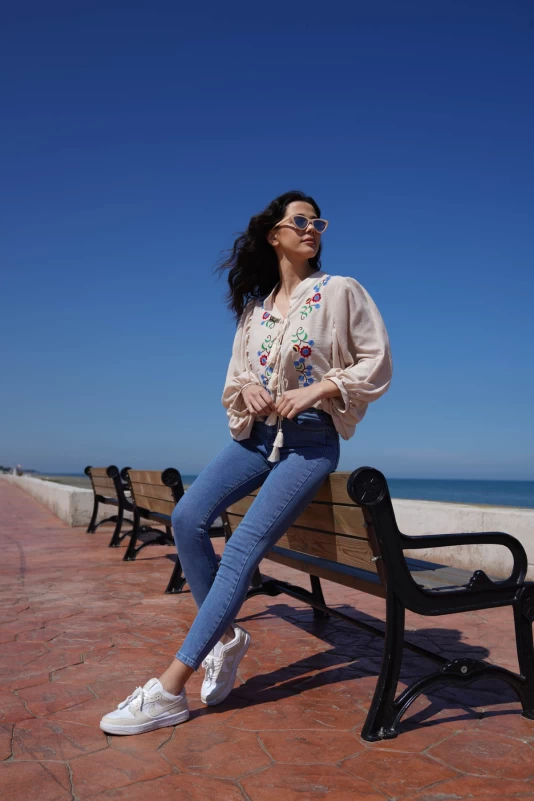 Bej Nakış İşlemeli Keten Bluz, Açık Mavi Fermuarlı Çift Cepli Pantolon