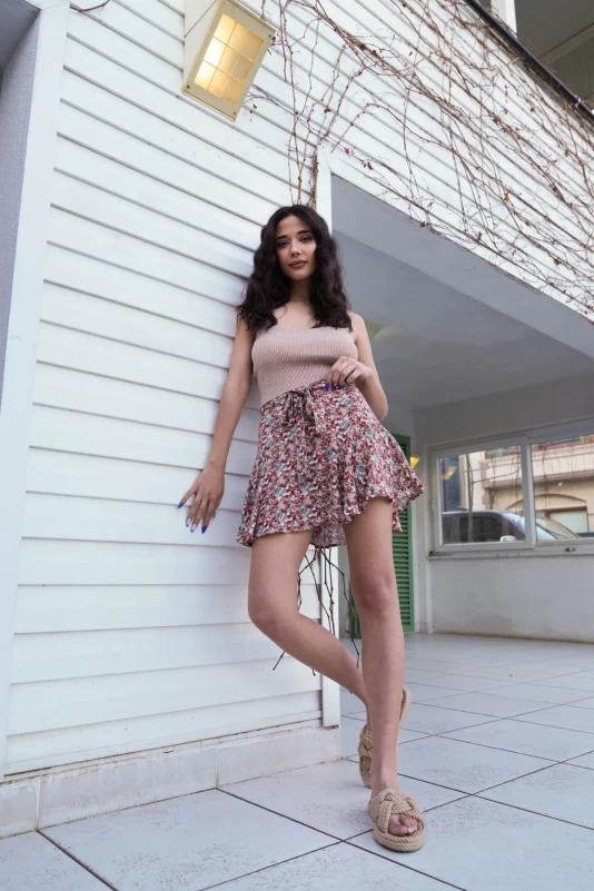 Bordo Çıtır Desen Kuşaklı Şort Etek, Bej Straplez Yaka Croptop