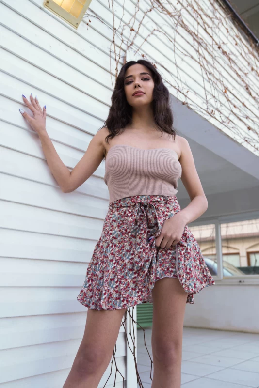 Bordo Çıtır Desen Kuşaklı Şort Etek, Bej Straplez Yaka Croptop