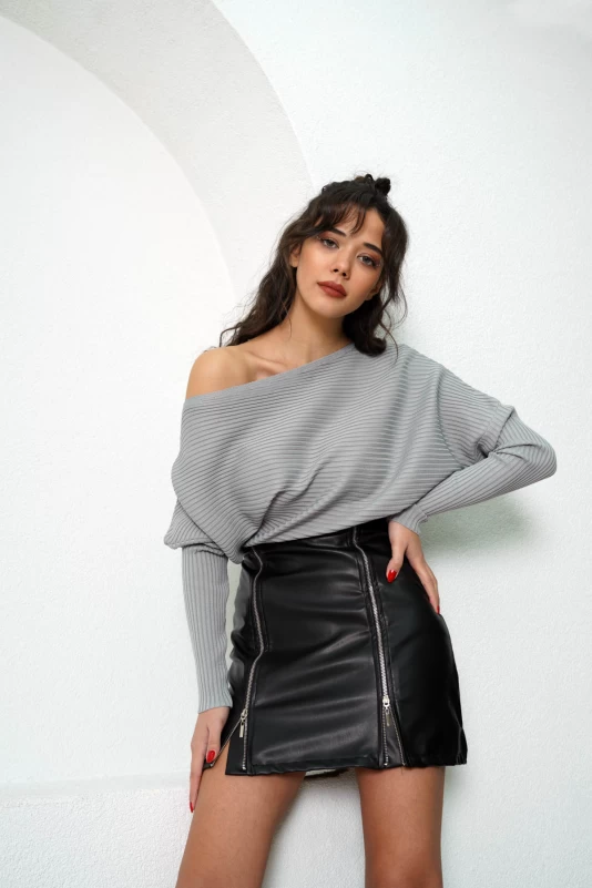 Gri Kayık Yaka Fitilli Kazak, Siyah Fermuarlı Deri Etek