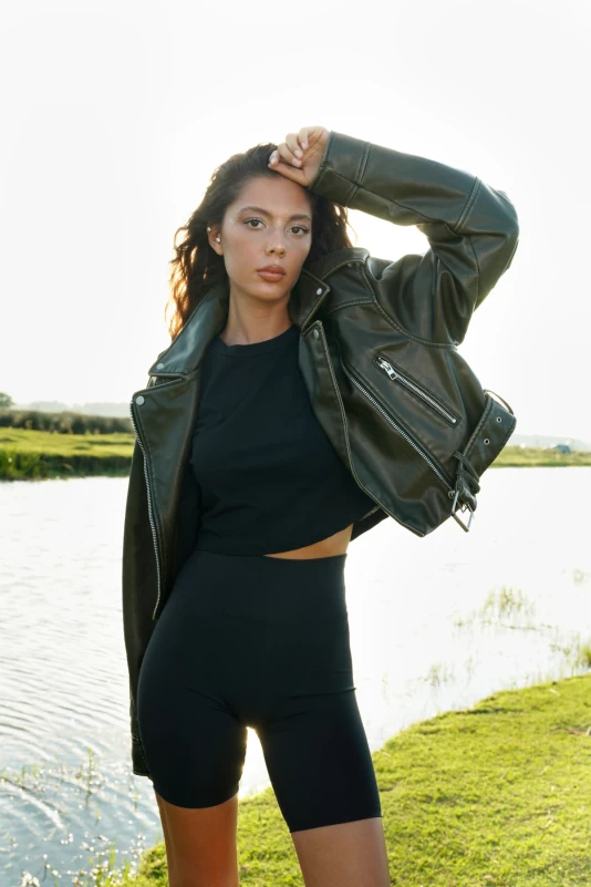 Haki Eskitme Biker Deri Ceket, Siyah OYSH Biker Tayt, Siyah Crop T-Shirt