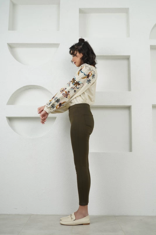 Haki Yüksek Bel Kot Pantolon, Bej İşleme Detaylı Keten Bluz