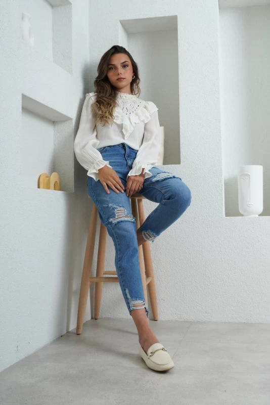 Mavi Yırtık Mom Jean, Ekru Yaka Detaylı Bluz