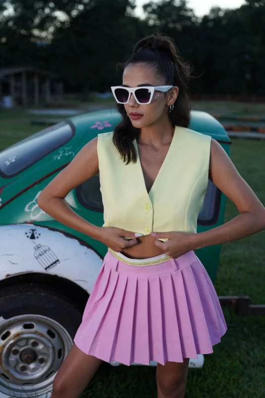 Pembe Beli Lastikli Şort Etek, Sarı Blazer Yelek