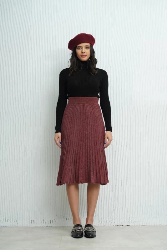 Siyah Boğazlı Triko, Vişne Çürüğü Midi Boy Çan Etek