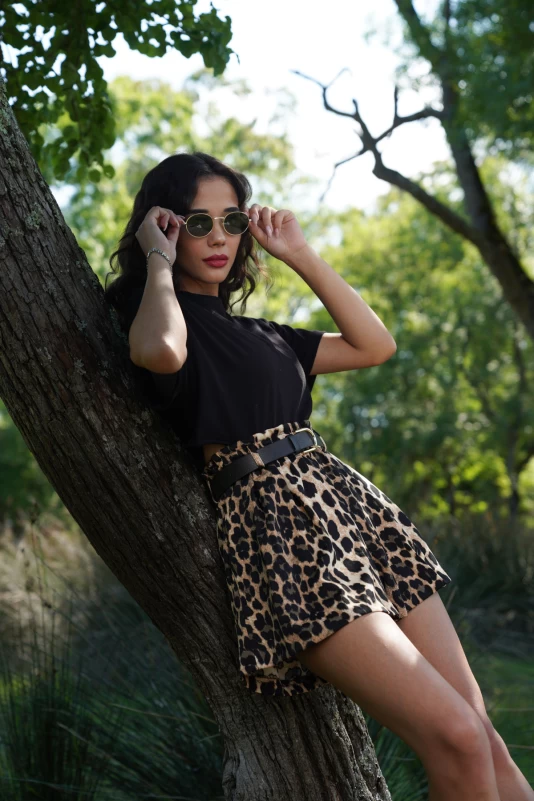 Siyah Crop T-Shirt, Bej Beli Lastikli Leopar Desenli Şort, Siyah Eğik Gold Tokalı Kemer