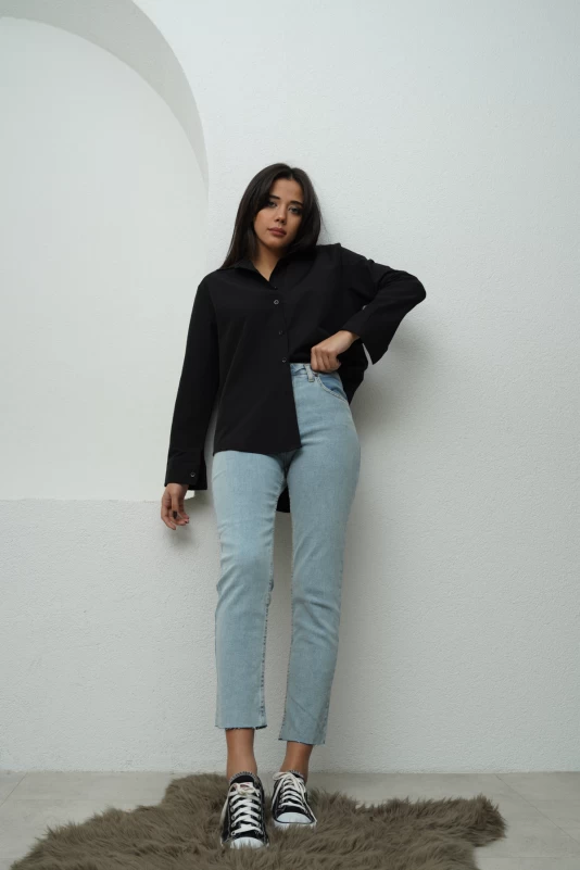 Siyah Oversize Gömlek, Buz Mavisi Paçası Lazer Kesim Kot Pantolon