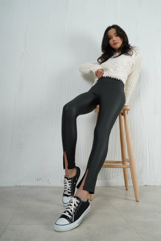 Siyah Paçası Yırtmaçlı Deri Tayt, Ekru Desenli Triko Kazak