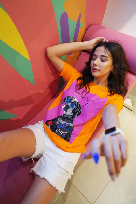 Turuncu Baskılı T-Shirt, Beyaz Püsküllü Kot Şort