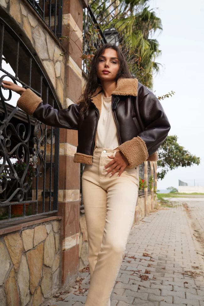 Acı Kahve Orj Model Fermuarlı Deri Ceket, Bej Paçası Lazer Kesim Kot Pantolon