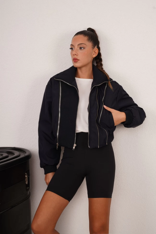 Lacivert Zr Model Bomber Ceket, Siyah OYSH Biker Tayt, Krem OYS Yanı Yırtmaçlı T-Shirt