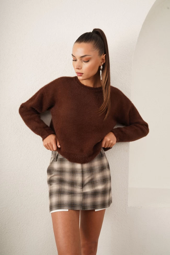 Acı Kahve Bisiklet Yaka Yumoş Kazak, Bej Ekoseli Şort Etek