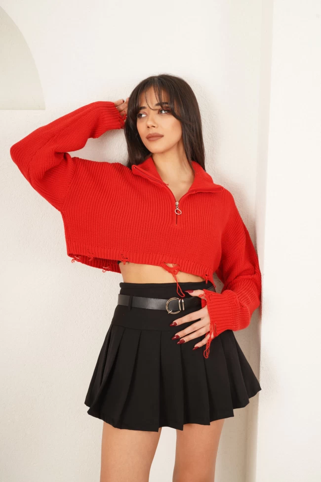 Kırmızı Yırtık Detay Crop Kazak, Siyah Kemerli Pileli Şort Etek