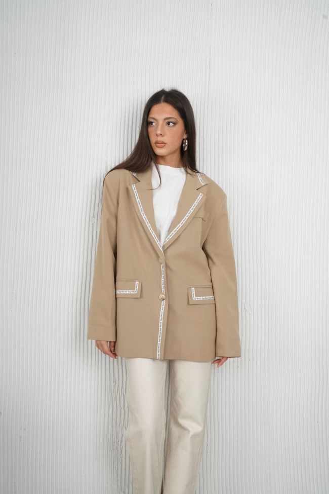 Bej Şerit Detaylı Blazer Ceket, Silver Boru Paça Parlak Pantolon, Beyaz Oversize T-Shirt