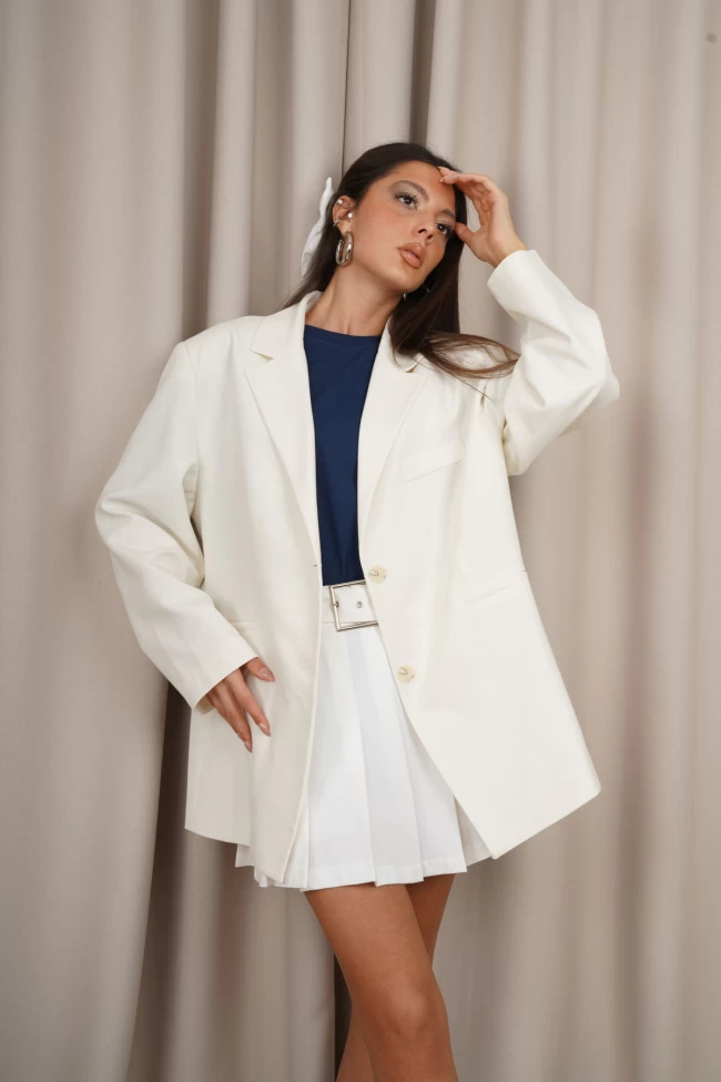 Beyaz Vatkalı Ceket, Lacivert Oversize T-Shirt, Ekru Pile Detaylı Şort Etek