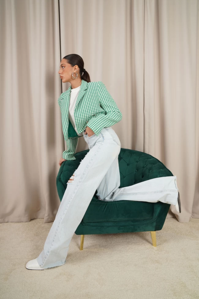 Buz Mavisi Yırtık Detaylı Jean, Krem OYS Yanı Yırtmaçlı T-Shirt, Yeşil Crop Tüvit Ceket