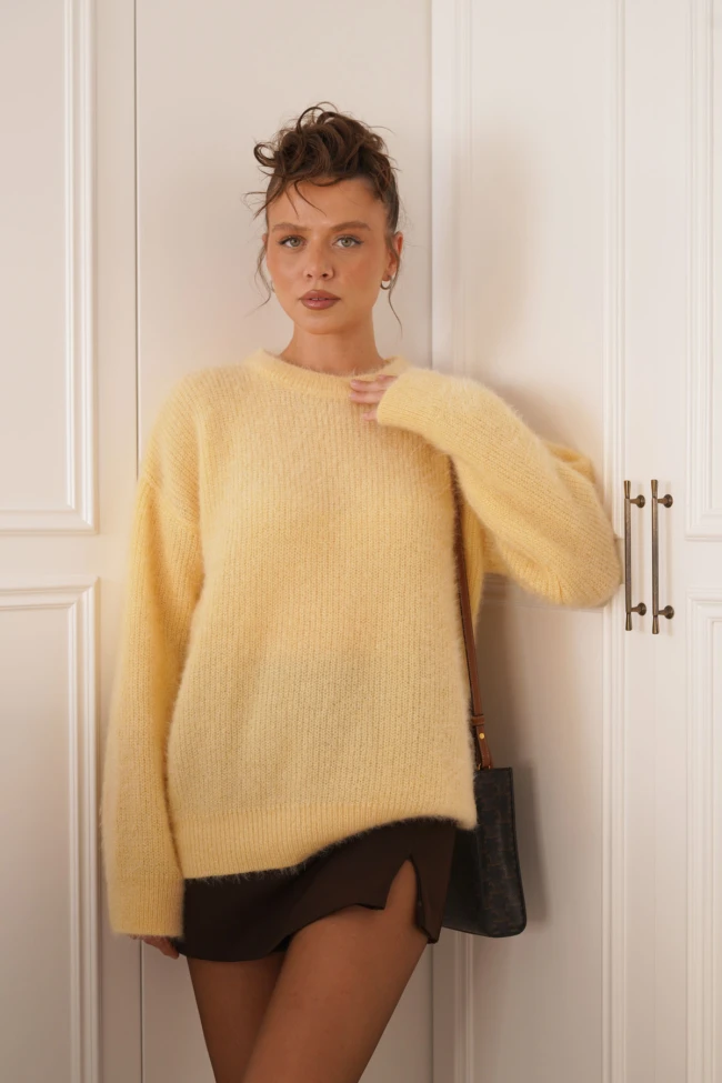 Sarı Bisiklet Yaka Peluş Kazak, Siyah Yırtmaçlı Şort Etek