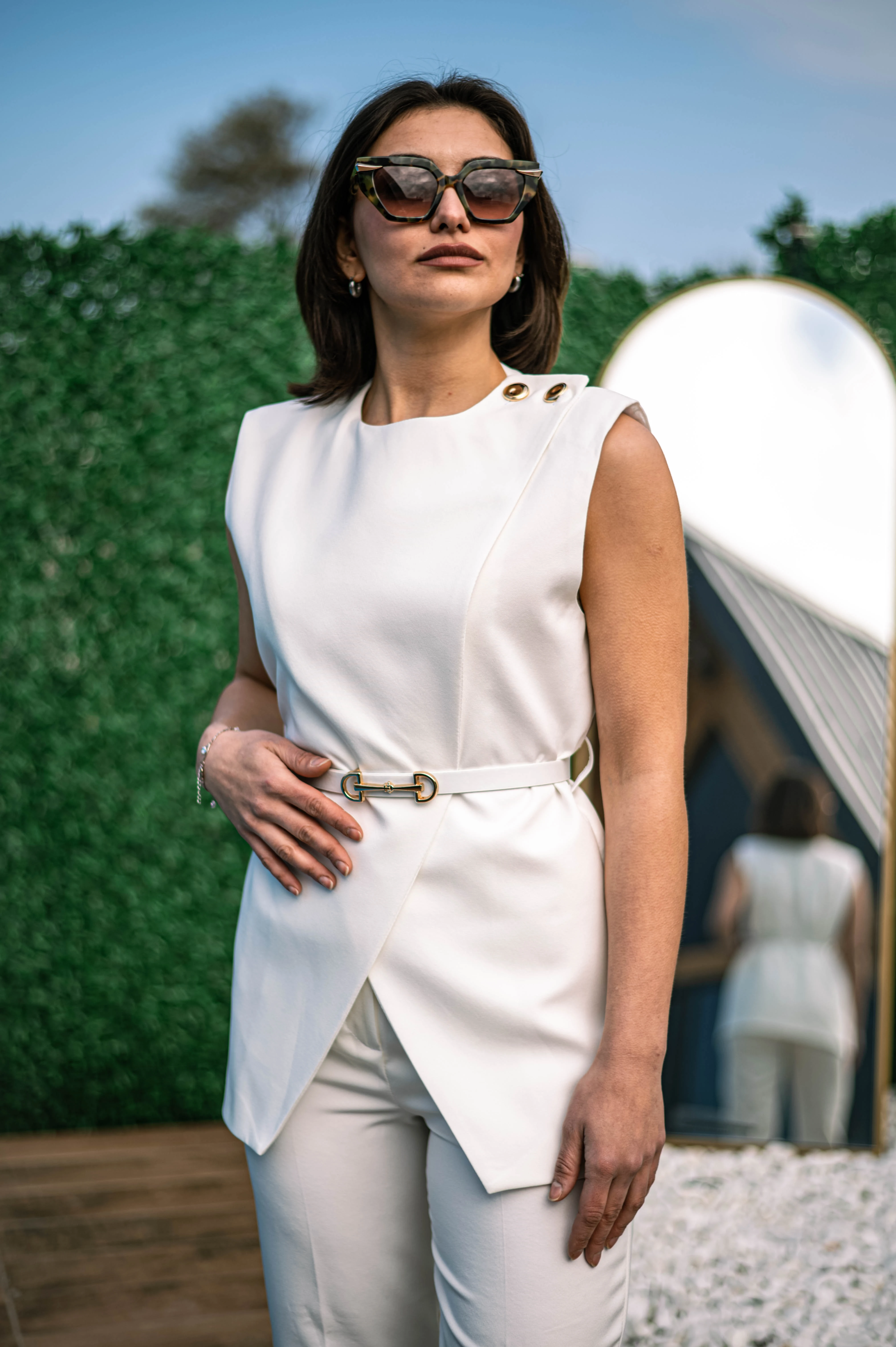 Beyaz Kemer Detaylı Takım