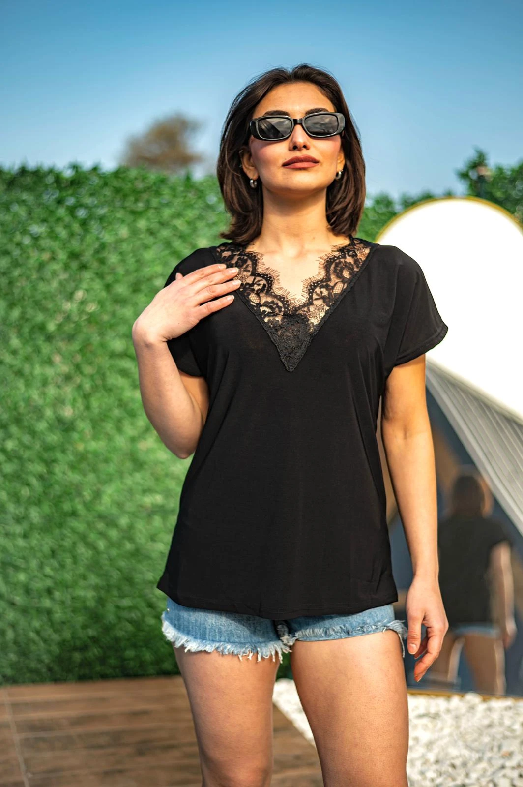 Siyah V Yaka Dantelli Bluz