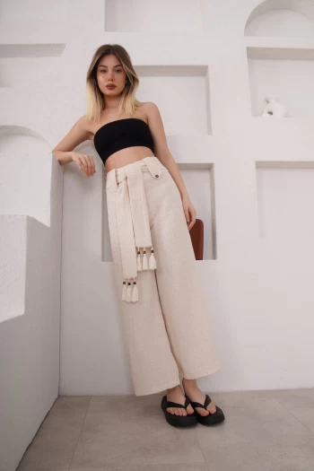 Bej Kemer Detaylı Pantolon ve Siyah Croptop