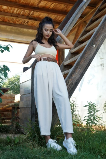Bej V Yaka İp Askılı Crop