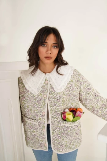 Beyaz Kapitone Ceket ve Beyaz Yakası Dantelli Gömlek