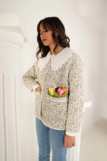 Beyaz Kapitone Ceket ve Beyaz Yakası Dantelli Gömlek