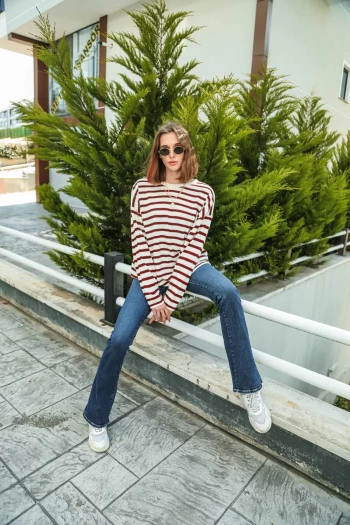 Bordo Çizgili Triko ve Mavi İspanyol Paça Jean