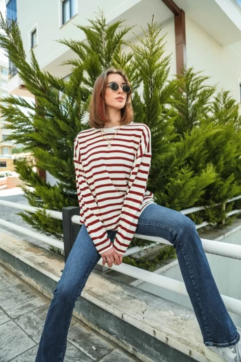 Bordo Çizgili Triko ve Mavi İspanyol Paça Jean