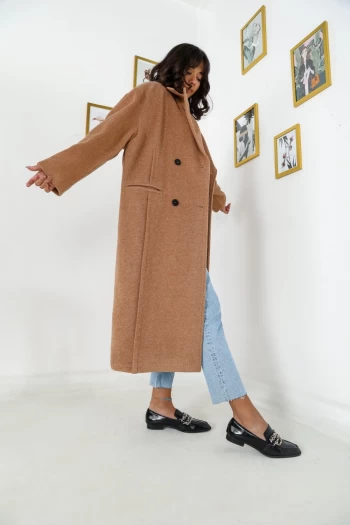 Camel Oversize Kaşe Kaban ve Açık Mavi Kot