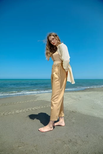 Camel Toka Detay Pantolon ve Krem Keten Gömlek