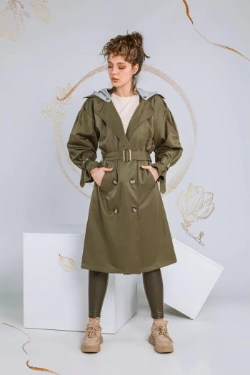 Gri Kapüşonlu Haki Trenç ve Haki Yüksek Bel Tayt