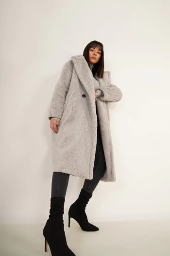 Gri Uzun Peluş Mont ve Füme Pantolon