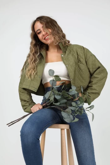 Haki Kapitone Crop Ceket ve Mavi Pantolon