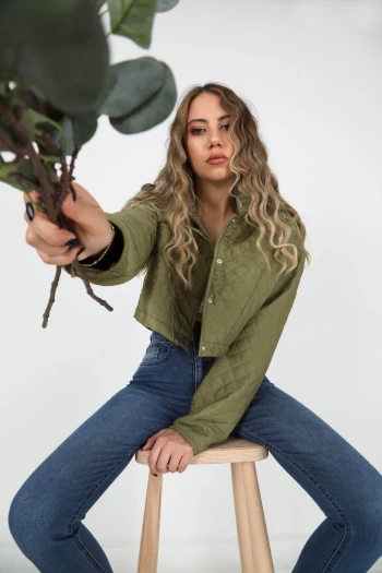 Haki Kapitone Crop Ceket ve Mavi Pantolon