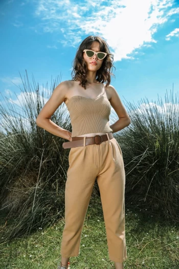 Kemerli Camel Pantolon ve Camel Straplez Crop