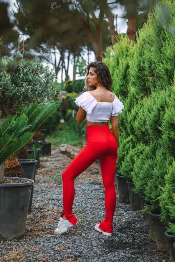 Kolu Pileli Bluz ve Kırmızı Beli Lastikl Triko Pantolon