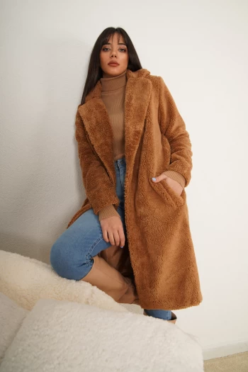 Koyu Bej Peluş Mont ve Camel Boğazlı Triko