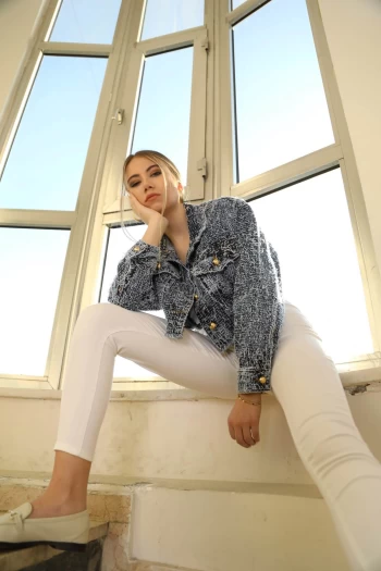 Mavi Tüvit Kot Ceket ve Beyaz Cepsiz Pantolon