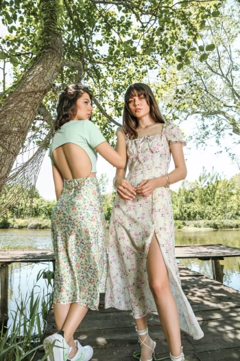 Mint Yeşili Zincir Detay Crop Bluz ve Krem Çiçekli Şifon Etek