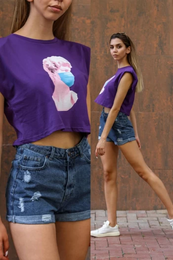 Mor Üzeri Maske Baskılı T-Shirt